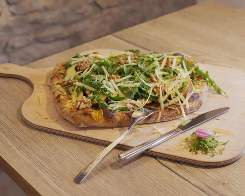 Gemüsepeter: Hefefladen mit Schmandcreme, Gemüse, Apfel, Walnuss, Rucola, Boxhornkäse