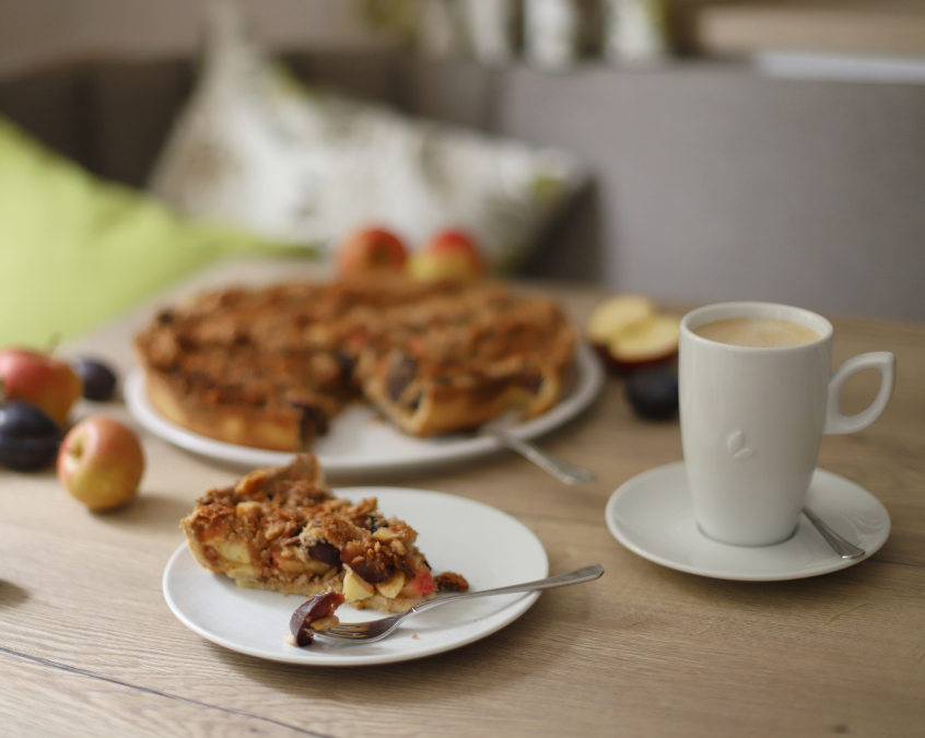 Apfelzwetschgenkuchen mit einer Tasse Seeberger Kaffee