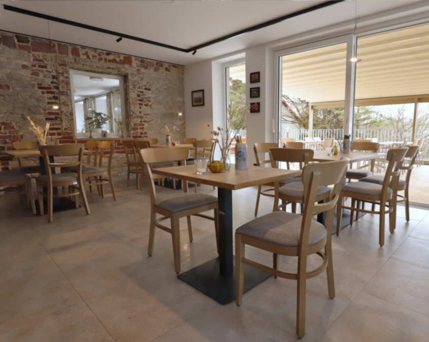 Der Saal mit Zugang zur Terrasse und einstiger Außenwand aus Feldsteinen und Ziegeln