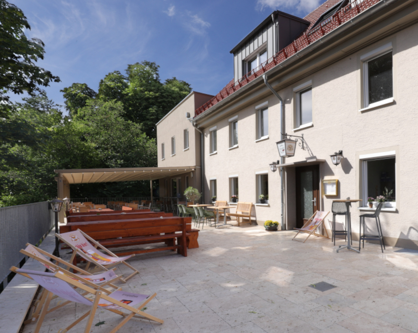 Eingangsbereich mit Terrasse und Teilüberdachung in Blickrichtung B10