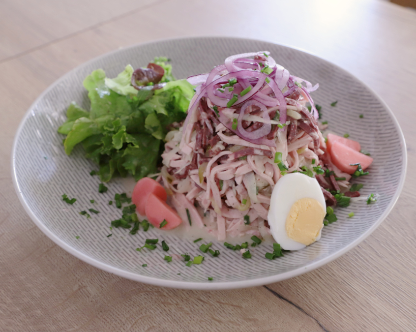 Wurstsalat mit Zwiebeln, Radieschen, Ei und Blattsalat