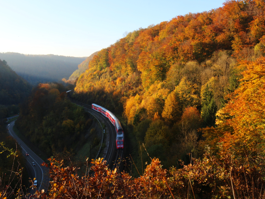 Mühltalfelsen im Herbst mit Blick auf die Geislinger Steige